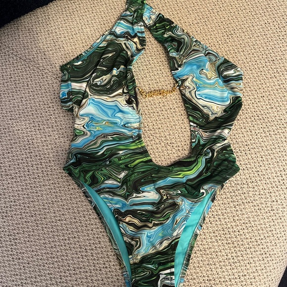 437 Paradiso One Piece - Picture 3 of 5